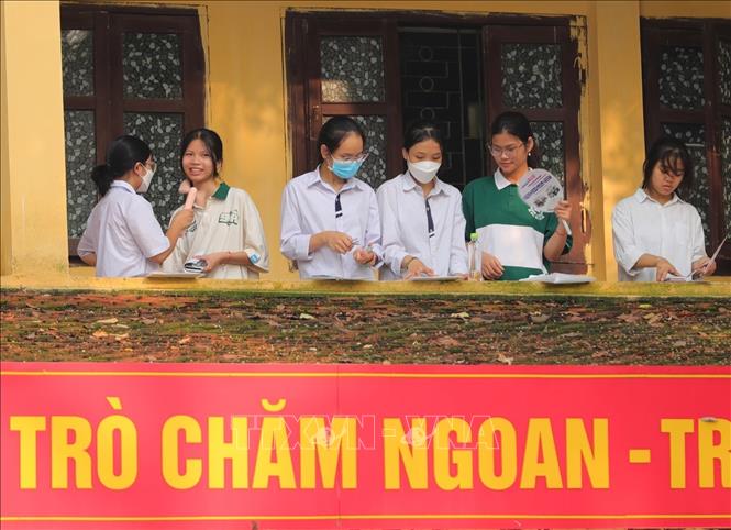 Trong ngày đầu tiên thi 10/6, thí sinh huyện Đan Phượng làm bài thi nghiêm túc, không có trường hợp nào vi phạm quy chế thi. Ảnh: Hoàng Hiếu - TTXVN 